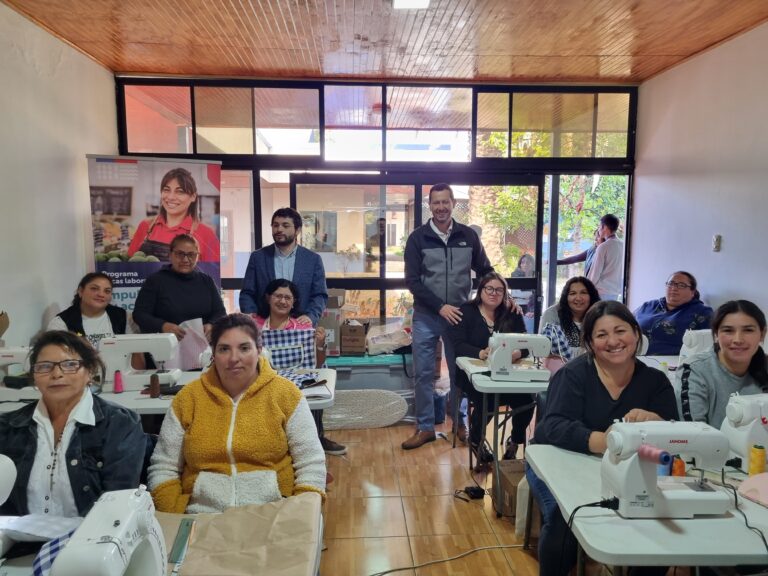 Despedida del Primer Grupo de Adultos Mayores Beneficiados por los Viajes SERNATUR y Visita al Curso de Corte y Confección del Programa Mujeres Jefas de Hogar