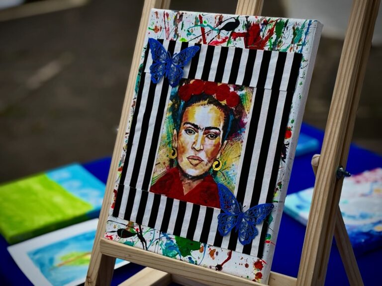 Muestra de taller de arte terapia en explanada de gobierno regional de Ñuble