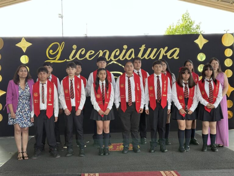 Licenciatura de 8vo Básico y Kinder de la Escuela El Llano