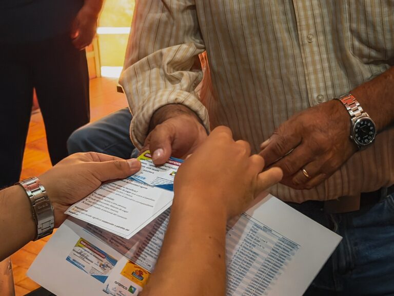 Entrega de tarjetas del programa Conecta Beneficios