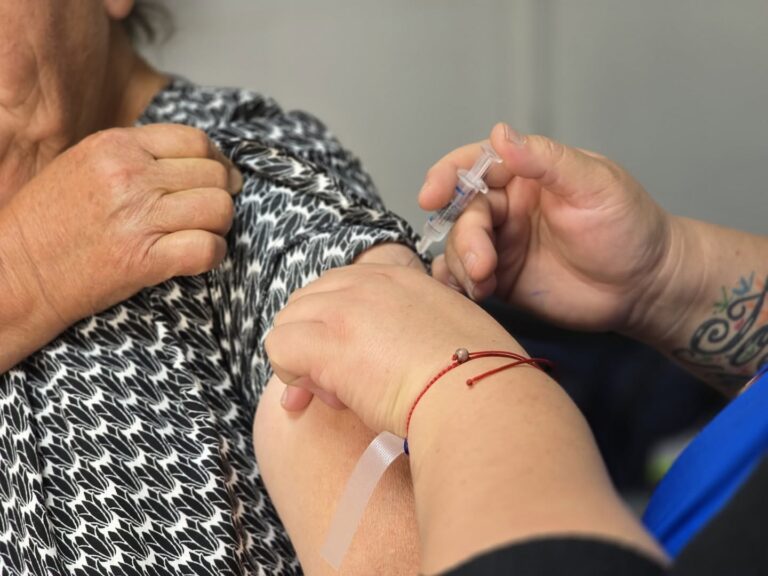 Inicio al primer proceso de vacunación contra la influenza y neumonía