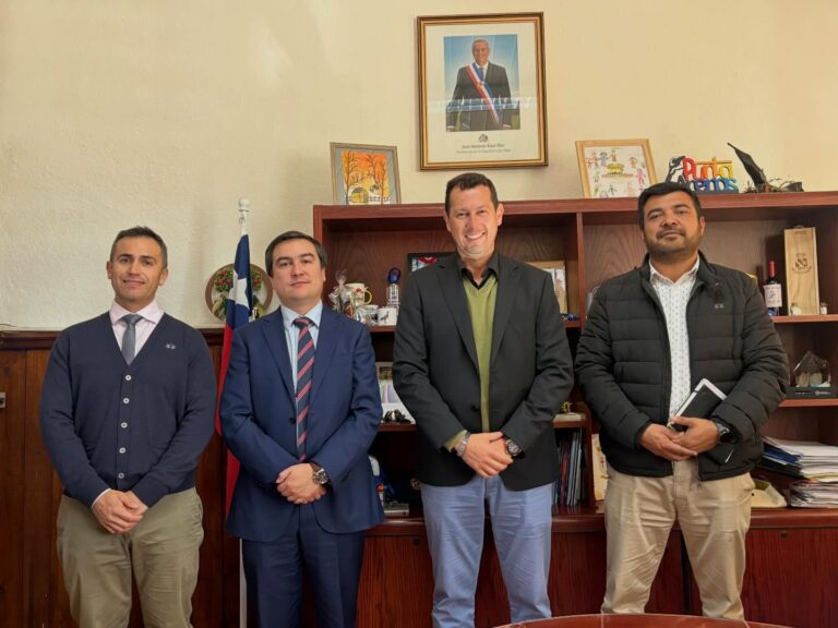 Equipo municipal sostiene reunión protocolar junto a seremi de educación