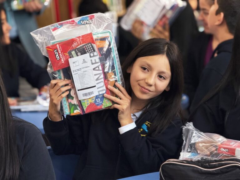 Programa de Útiles Escolares de JUNAEB entrega kits a estudiantes de Quirihue