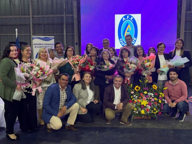 EMOTIVA CEREMONIA RECONOCIÓ LA TRAYECTORIA DE ASISTENTES DE LA EDUCACIÓN EN NUESTRA COMUNA
