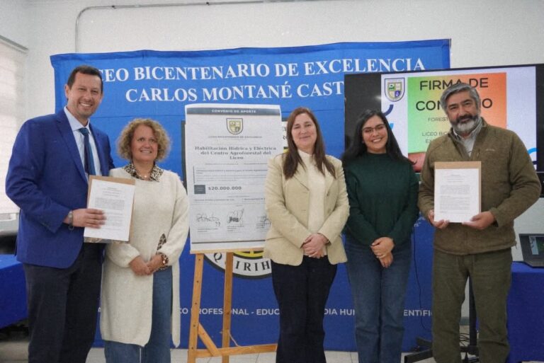 MUNICIPALIDAD Y FORESTAL ARAUCO FIRMAN CONVENIO PARA IMPLEMENTACIÓN DE VIVERO DEL LICEO DE QUIRIHUE