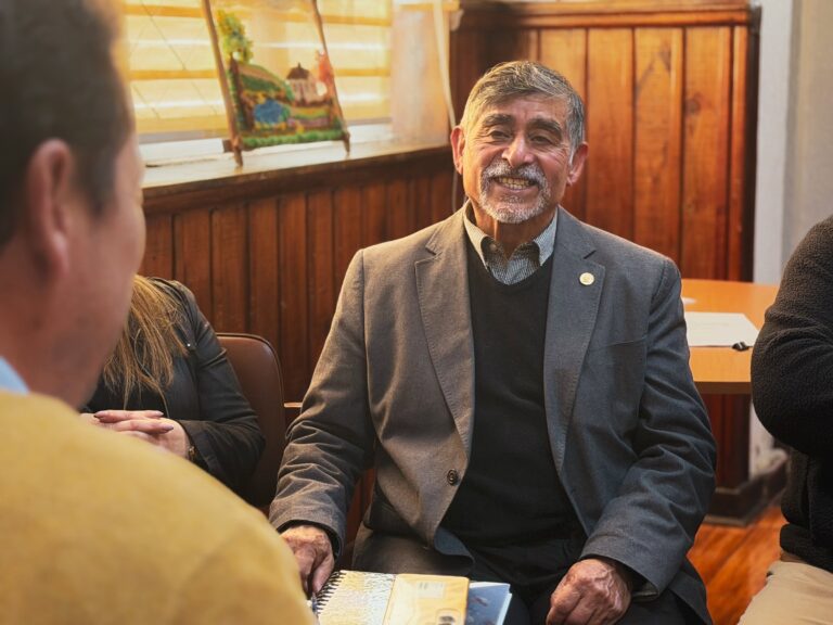 MUNICIPIO SE REUNE JUNTO A DIRECTIVA DE LA CÁMARA DE COMERCIO Y TURISMO DE QUIRIHUE