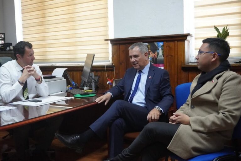SEREMI DE TRANSPORTE Y TELECOMUNICACIONES SE REÚNE JUNTO A ALCALDE Y CONCEJALES