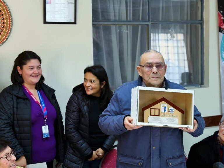 RECONOCEN TRAYECTORIA DE DIRIGENTE SOCIAL EN SEDE UCAM DE QUIRIHUE