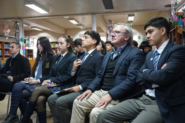 ESTUDIANTES DE QUIRIHUE CONOCEN MÁS SOBRE EL TRABAJO DEL SENADO