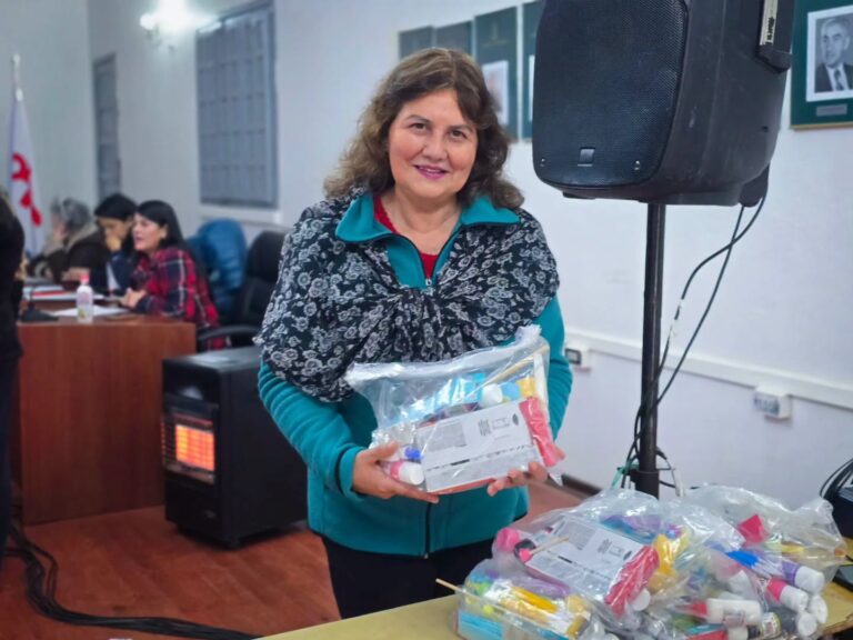 MÁS DE 200 MUJERES DE QUIRIHUE RECIBEN MATERIALES PARA FORTALECER SUS TALLERES DE MANUALIDADES