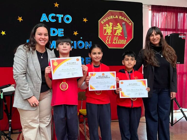 ESCUELA EL LLANO PREMIÓ A SUS ESTUDIANTES DESTACADOS DEL PRIMER SEMESTRE