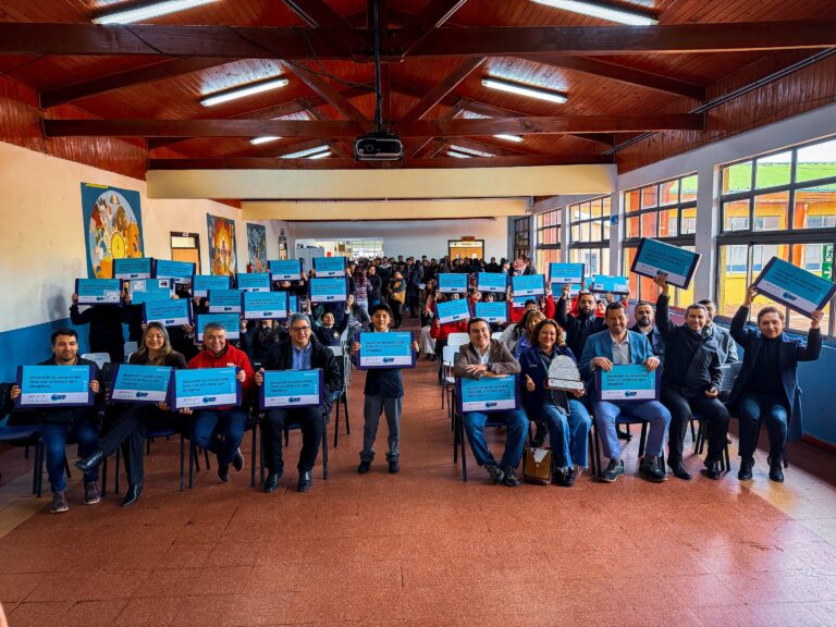 104 ESTUDIANTES DE QUIRIHUE RECIBEN COMPUTADORES DEL PROGRAMA BECAS TIC DE JUNAEB